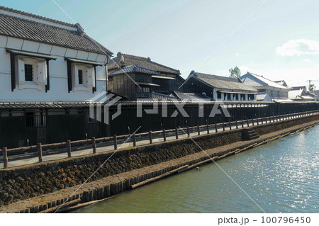 栃木蔵の街・巴波川沿いの蔵造りの建物群【栃木県栃木市】 100796450