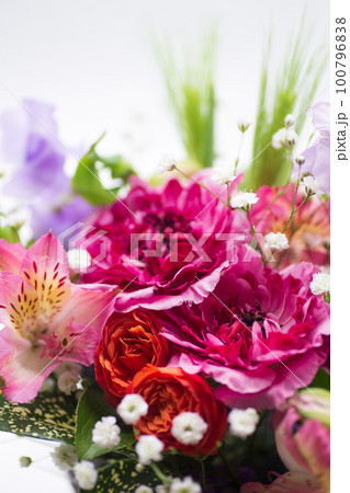 ピンク　美しい花束　お祝い　母の日　誕生日 100796838