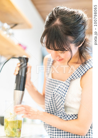 新生活 スムージー 健康管理 女性 ダイエット ヘルシー 健康的 新生活 スムージー 健康管理 女性 ダイエット ヘルシー 健康的 100798065