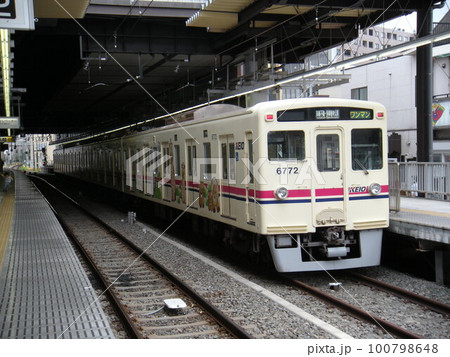 高幡不動駅に停車中の京王6000系電車 100798648