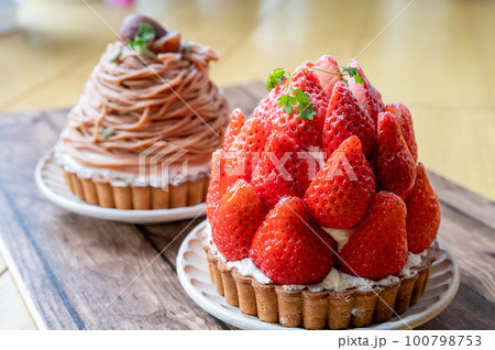 大きないちごタルトとモンブランタルト 大きないちごタルトとモンブランタルト 100798753