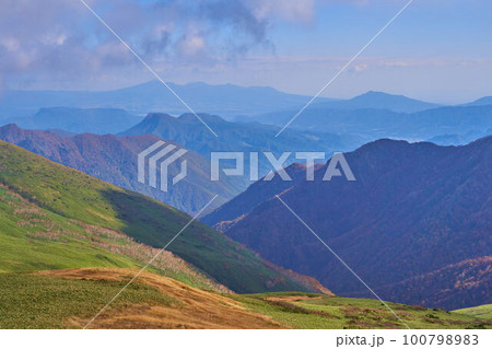 秋の新潟県(群馬県)の平標山山頂から南東側(吾妻耶山,大峰山など)を見る 100798983