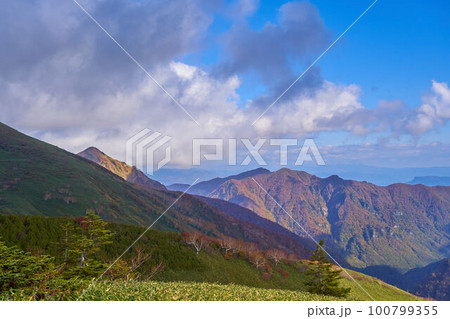 新潟県と群馬県にまたがる秋の平標山の南側の稜線から東側の眺望(エビス大黒ノ頭など) 新潟県と群馬県にまたがる秋の平標山の南側の稜線から東側の眺望(エビス大黒ノ頭など) 100799355