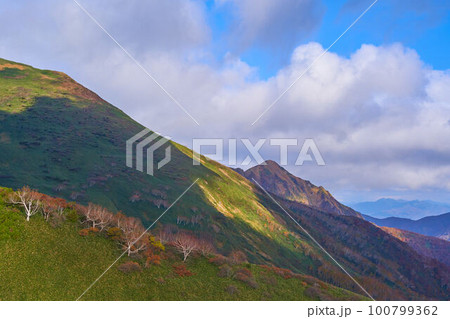 新潟県と群馬県にまたがる秋の平標山の南側の稜線から東側の眺望(エビス大黒ノ頭など） 100799362