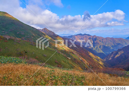新潟県と群馬県にまたがる秋の平標山の南側の稜線から東側の眺望(エビス大黒ノ頭など） 100799366