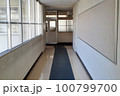 学校の廊下① 100799700