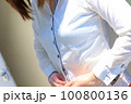 シャツのボタンをはめている女性　手　上半身　着替え　イメージ	 100800136