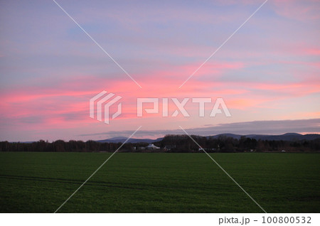 Pink-red sky at sunset over the fields near Bredelem, Langelsheim in Germany 100800532