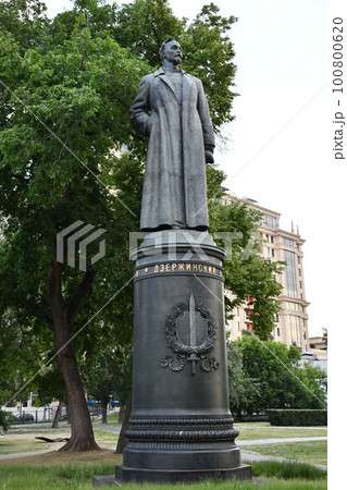 Vertical shot of the large bronze statue of Lenin in the Muzeon Park of Arts in Moscow, Russia 100800620
