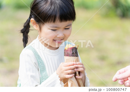 焼き芋を食べる5歳の子供 焼き芋を食べる5歳の子供 100800747