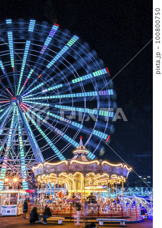 イルミネーションが輝く夜の遊園地 イルミネーションが輝く夜の遊園地 100800750