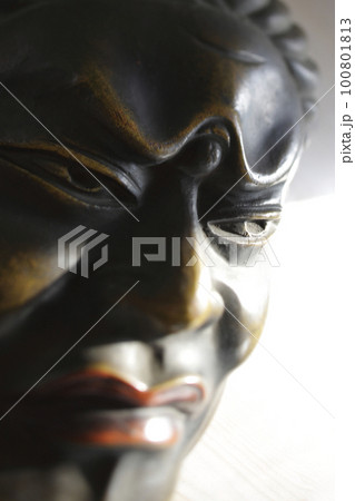 鋭い形相で睨みつける四天王 広目天のお面 クローズアップ 100801813