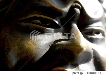 鋭い形相で睨みつける四天王 広目天のお面 クローズアップ 100801815