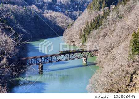 早春の第三只見川橋梁を渡る只見線の列車　福島県三島町 100803448