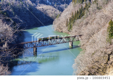 早春の第三只見川橋梁を渡る只見線の列車 福島県三島町 早春の第三只見川橋梁を渡る只見線の列車 福島県三島町 100803451