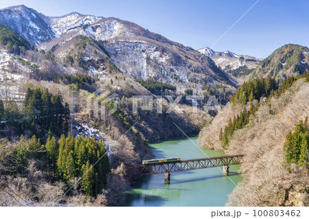 早春の第三只見川橋梁を渡る只見線の列車　福島県三島町 100803462