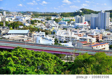 真地大橋から津嘉山方面を望む(沖縄県那覇市)【2023.2】 100803506