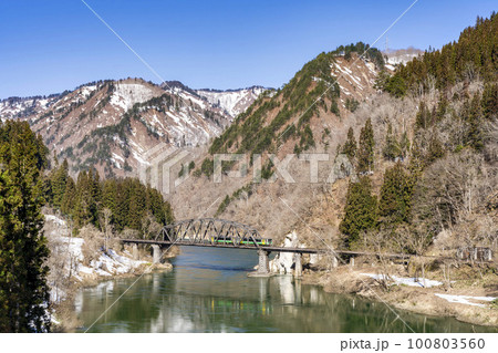 只見線の風景　第四只見川橋梁を渡る列車　福島県金山町 100803560