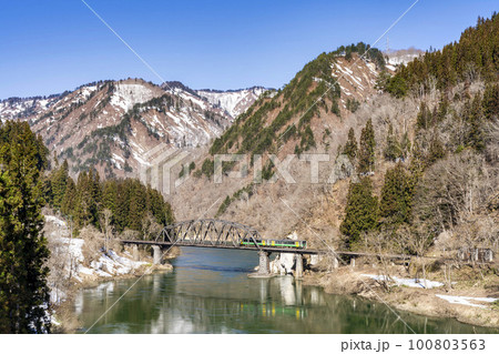 只見線の風景　第四只見川橋梁を渡る列車　福島県金山町 100803563