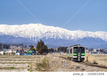 早春の飯豊連峰と只見線の列車　福島県会津美里町 100803908