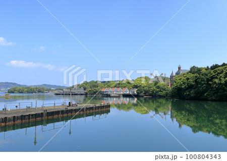 静かな人口湖にオランダ風の建物が並ぶ風景 100804343