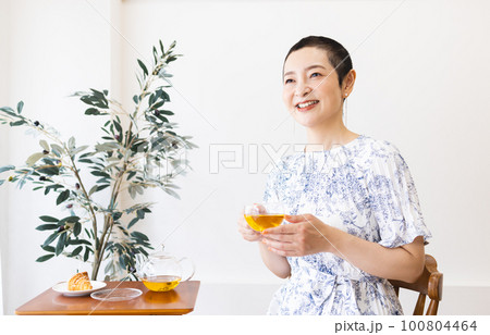 紅茶を飲む女性 100804464