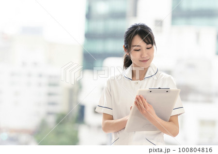 若い女性看護師　若い女性の医療従事者 100804816