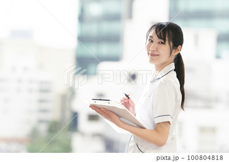 若い女性看護師　若い女性の医療従事者 100804818