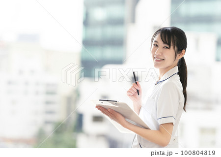 若い女性看護師　若い女性の医療従事者 100804819