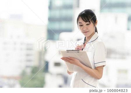 若い女性看護師　若い女性の医療従事者 100804823
