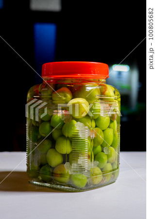 japanese plum wine umeshu 100805682