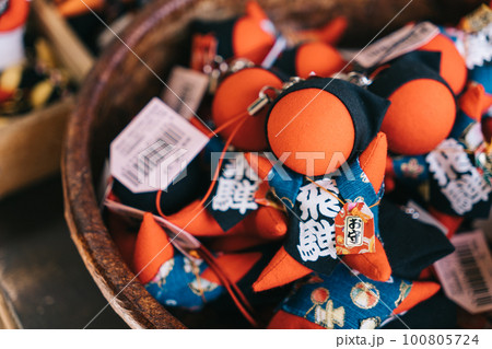 お土産店に並ぶさるぼぼ人形　飛騨高山　お土産 100805724
