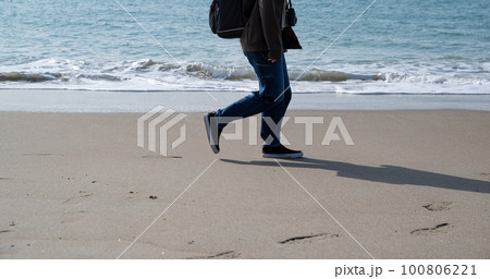 波打ち際を歩く 波打ち際を歩く 100806221