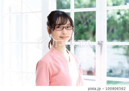 眼鏡をかけた若い介護スタッフの女性 眼鏡をかけた若い介護スタッフの女性 100806562