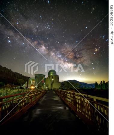 福島県田村市　星の村天文台の春の天の川 100806995