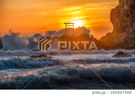 福島県いわき市　波立海岸弁天島の朝 100807406