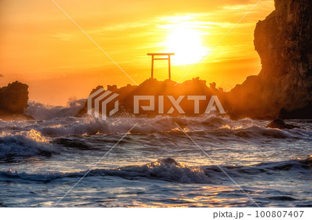 福島県いわき市 波立海岸弁天島の朝 福島県いわき市 波立海岸弁天島の朝 100807407