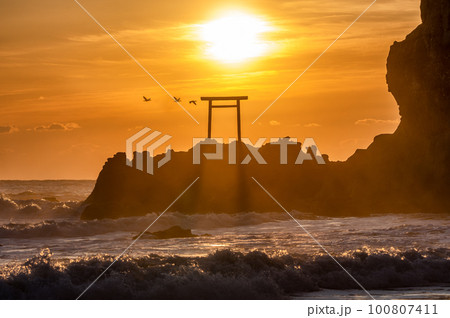 福島県いわき市　波立海岸弁天島の朝 100807411