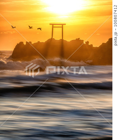 福島県いわき市　波立海岸弁天島の朝 100807412