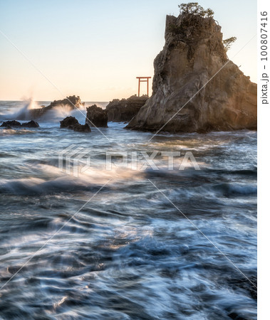 福島県いわき市　波立海岸弁天島の朝 100807416