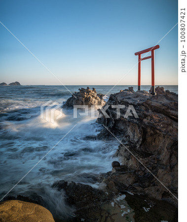 福島県いわき市　波立海岸弁天島の朝 100807421