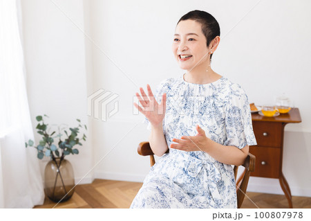 笑顔で話すミドル女性 笑顔で話すミドル女性 100807978