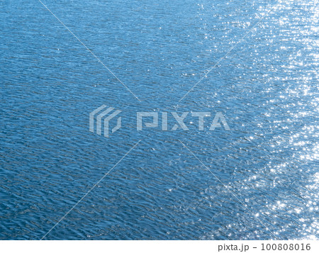 穏やかな海面が日光を反射して煌めく。 100808016