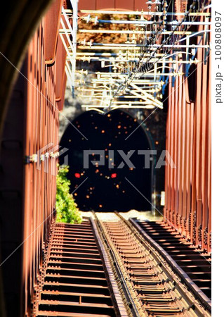 落ち葉吹雪に見送られ五十里湖を渡る… 鉄道旅で錦秋の南会津へ　野岩鉄道・特急リバティ会津 100808097