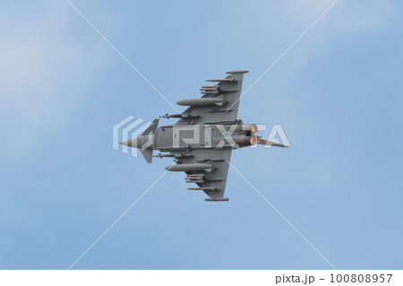 イギリス空軍タイフーンFGR4バレルロール イギリス空軍タイフーンFGR4バレルロール 100808957