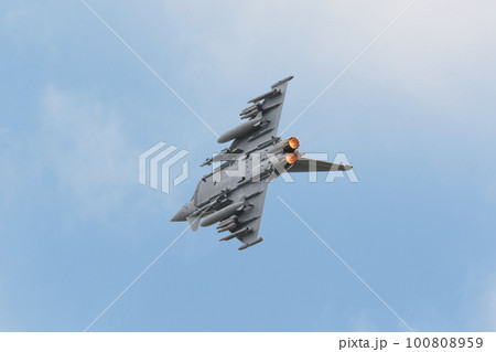 イギリス空軍タイフーンFGR4バレルロール 100808959