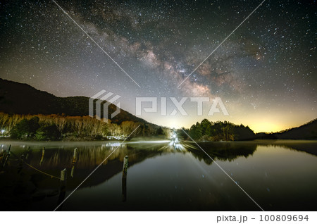 栃木県日光市　春の湯ノ湖の天の川 100809694