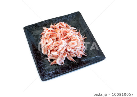 皿に盛った釜揚げ桜エビ【白背景・切り抜き】 100810057