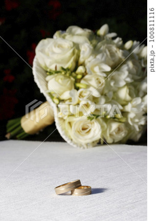 Wedding rings 100811116