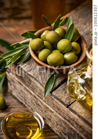 Green olives, still life 100812307
